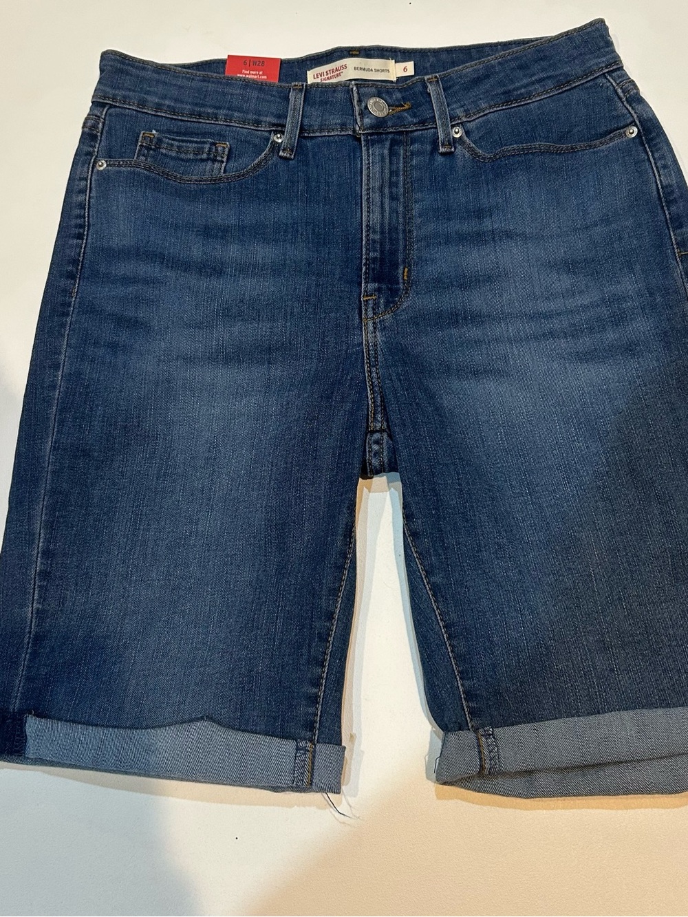 Levi’s Signature Womans Size 6 Denim Shorts Bermuda Jorts NWT Medium Wash